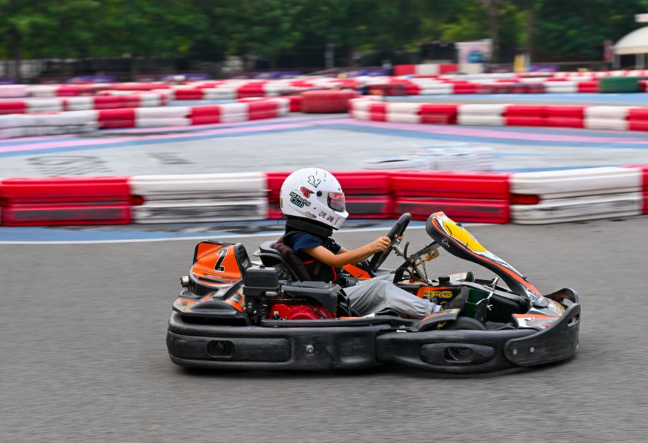Dieťa v detskej motokáre s prilbou